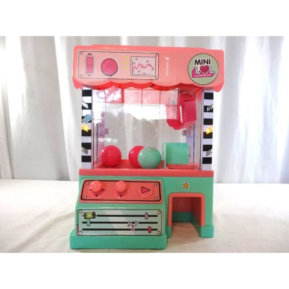 LOL Surprise Minis Claw Machine Playset with Mini Balls